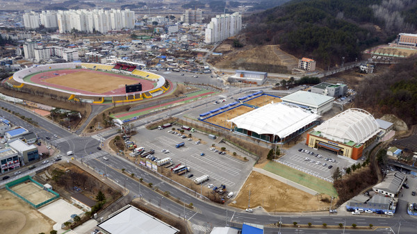 ▲ 문경시(시장 고윤환)가 글로벌 스포츠 도시 비상을 위한 준비에 박차를 가하고 있다. 사진은 시민운동장 모습.ⓒ문경시 제공