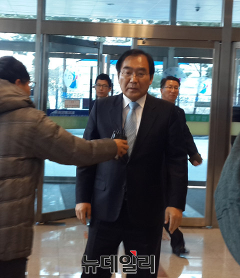 ▲ 이승훈 충북 청주시장이 9일 항소심 1차 재판을 받기위해 법정으로 들어서고 있다.ⓒ김종혁 기자