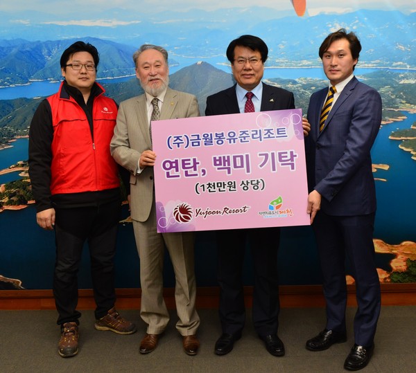 ▲ 이창호 유준리조트 대표(왼쪽 두번째)가 이근규 시장에게 위문품을 전달하고 있다.ⓒ제천시