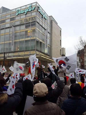 ▲ 지난 1월 30일(현지시간) 독일 프랑크푸르트에서 열린 태극기 집회. 이날 집회에는 스위스, 체코 등의 교민도 참가했다고 한다. ⓒ일간베스트저장소 인증샷 캡쳐