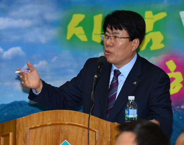 ▲ 이근규 시장이 백운면 시정설명회에서 주민들의 건의사항을 설명하고 있다.ⓒ제천시