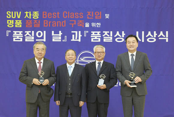 ▲ 최종식 쌍용차 대표이사(왼쪽에서 두 번째)가 지난 8일 쌍용차 안성 인재개발원에서 열린 '제1회 품질의 날' 행사에 참석해 협력사 대표들과 기념촬영을 하고 있다.ⓒ쌍용자동차