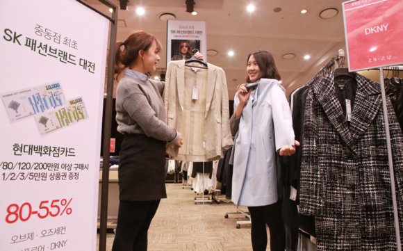 ▲ 9일 오전 부천시에 위치한 현대백화점 중동점 9층 문화홀에서 고객들이 SK네트웍스 패밀리 대전의 할인 상품들을 보고있다. ⓒ현대백화점