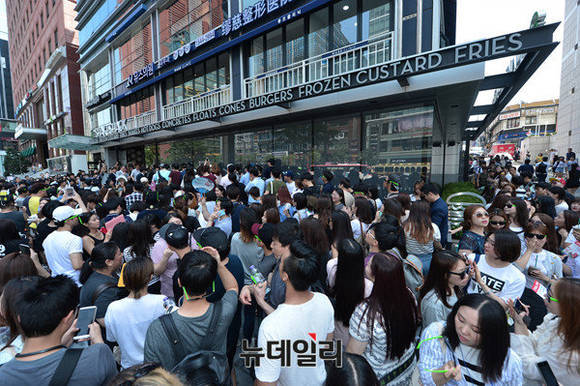 ▲ 쉐이크쉑 한국 1호점인 서울 강남점 매장 앞에 수많은 인파가 몰려 있다. ⓒ정상윤 기자