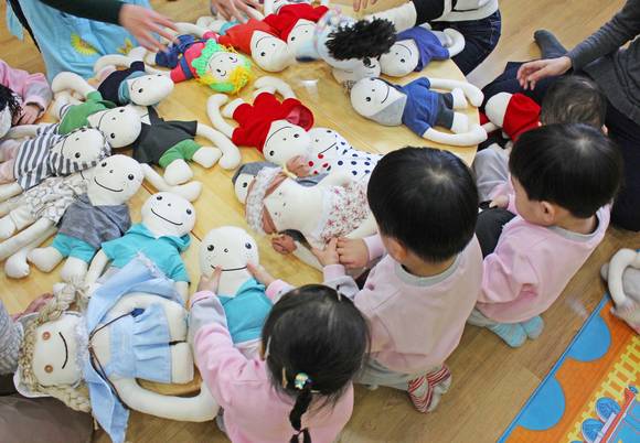 ▲ 동방사회복지회 아동들이 SK네트웍스 임직원들이 전달한 인형을 만지고 있다.ⓒSK네트웍스