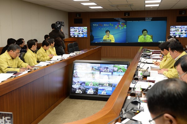 ▲ 10일 도청 영상회의실에서 ‘AI 및 구제역 일일점검 영상회의’에 참가한 안희정 충남도지사가 황교안 대통령 권한대행 겸 국무총리와 구제역·AI 방역 대책을 논의하고 있다.ⓒ충남도