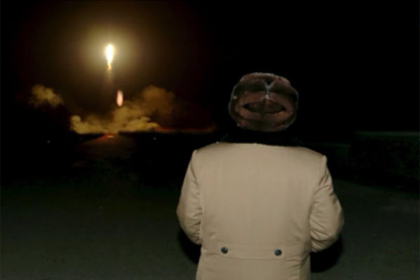 ▲ 중거리 탄도미사일 기습 시험발사 장면을 지켜보는 김정은. 북한은 자신들의 미사일은 미국을 향한 것이라며, 한국 내 '사드' 배치를 강하게 비난하고 있다. ⓒ北선전매체 화면캡쳐