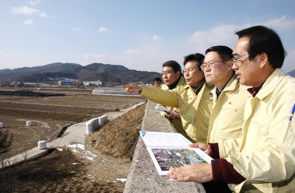 ▲ 김재수 농림부장관(오른쪽 두번째)이 10일 구제역이 발생한 충북 보은군을 방문해 방역현장을 점검하고 있다.ⓒ충북도