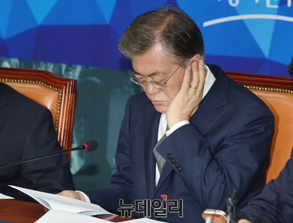 ▲ 턱 괸 문재인 더불어민주당 전 대표. ⓒ뉴데일리 DB