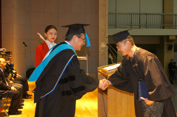 ▲ 10일 오전 영진전문대학 백호체육관에서 개최된 2016학년도 학위수여식에서 김병옥(부사관계열·오른쪽)씨가 전체수석으로 최재영 총장으로부터 재단이사장 상을 수상하고 있다.ⓒ영진전문대 제공