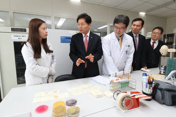 ▲ 9일 농우바이오 육종연구소를 찾았던 김 회장은 자신의 페북에 