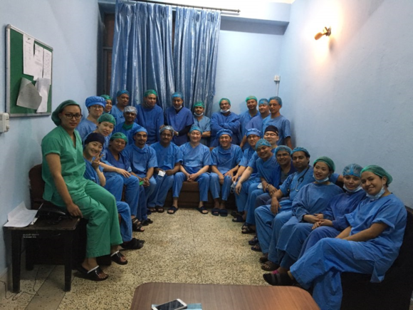 ▲ 네팔 현지 생체 간이식수술 후 네팔 의료진들과 기념촬영ⓒ삼성서울병원