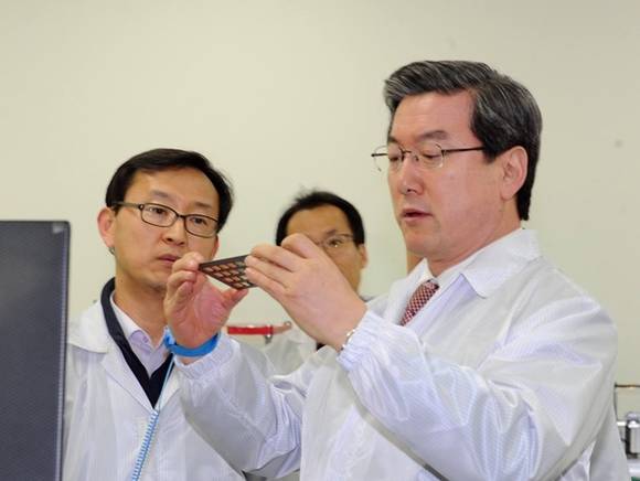 ▲ 중소기업청의 부 승격이 필요하다는 주장이 제기돼 눈길을 끈다. 사진은 주영섭 중소기업청장이 한 중소기업을 방문해 제품을 살펴보고 있다. ⓒ 중소기업청