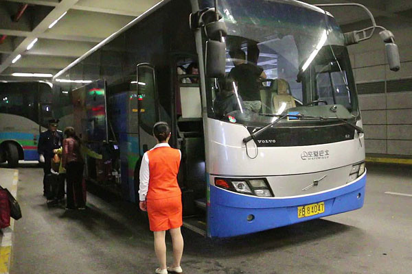 ▲ 중국이 3월 1일부터 고속버스와 시외버스에도 '승차권 실명제'를 적용하기로 했다고 자유아시아방송이 보도했다. 사진은 중국의 고속버스. ⓒ유튜브 여행채널 화면캡쳐