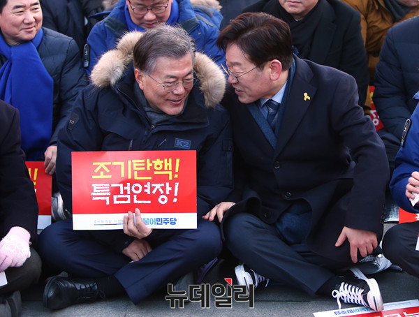 ▲ 11일 광화문 광장 촛불집회에 참석한 문재인 전 더불어민주당 대표와 이재명 성남시장이 대화를 나누고 있다.ⓒ뉴데일리