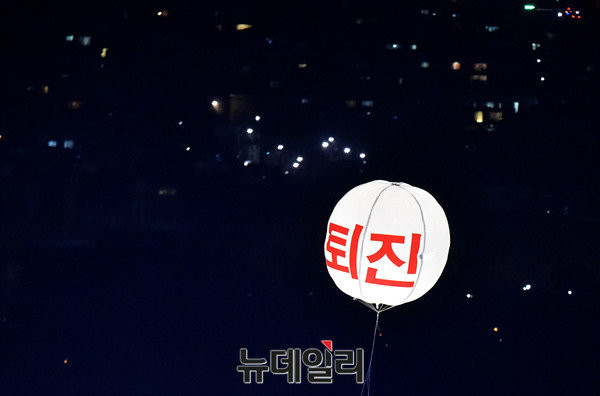 ▲ 박근혜정권퇴진 비상국민행동은 11일 오후 6시 광화문광장에서 '천만촛불 명령이다 2월 탄핵·특검연장, 박근혜·황교안 즉각퇴진 신속탄핵 촉구 15차 범국민행동'을 열었다. ⓒ뉴데일리 이종현 기자