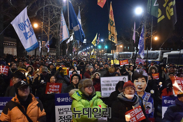 ▲ 박근혜정권퇴진 비상국민행동은 11일 오후 6시 광화문광장에서 '천만촛불 명령이다 2월 탄핵·특검연장, 박근혜·황교안 즉각퇴진 신속탄핵 촉구 15차 범국민행동'을 열었다. ⓒ뉴데일리 이종현 기자