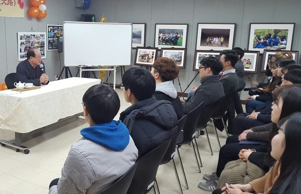 ▲ 류한우 군수가 단양청소년문화의집에서 지니어스 회원들과 토크 콘서트를 열고 있다.ⓒ단양군