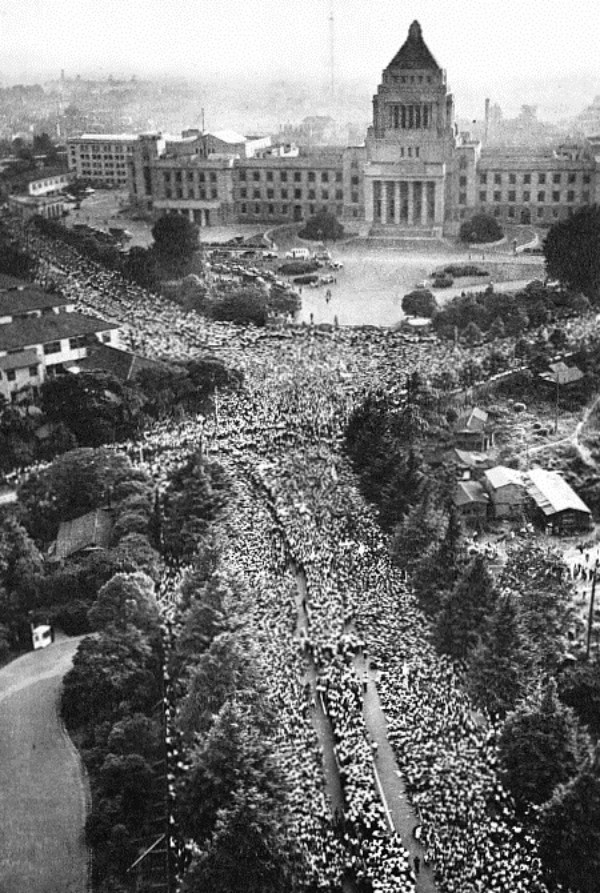 ▲ 1960년 안보투쟁 당시 국회의사당을 포위하고 있는 일본 시위대의 모습. ⓒ위키피디아 DB