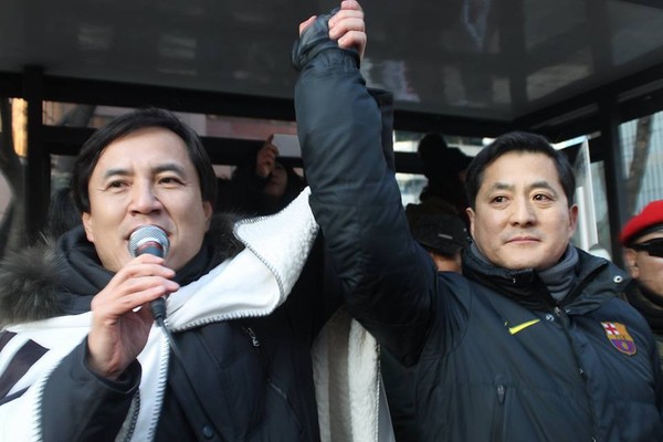 ▲ 새누리당 김진태 의원이 같은 당 박대출 의원과 손을 맞잡고 있다. 박대출 의원은 이날 태극기 집회에 처음으로 참석했다. ⓒ김진태 의원 페이스북 화면 캡처