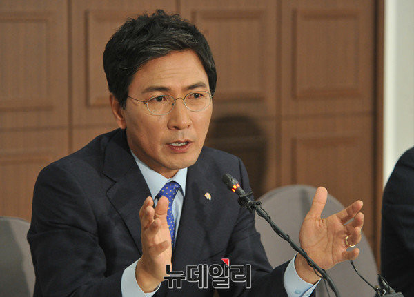 ▲ 문재인 전 더불어민주당 대표와 안희정 충남지사.ⓒ뉴시스