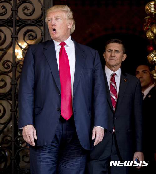 ▲ 도널드 트럼프 미국 대통령과 마이클 플린 국가안보보좌관. ⓒAP/뉴시스