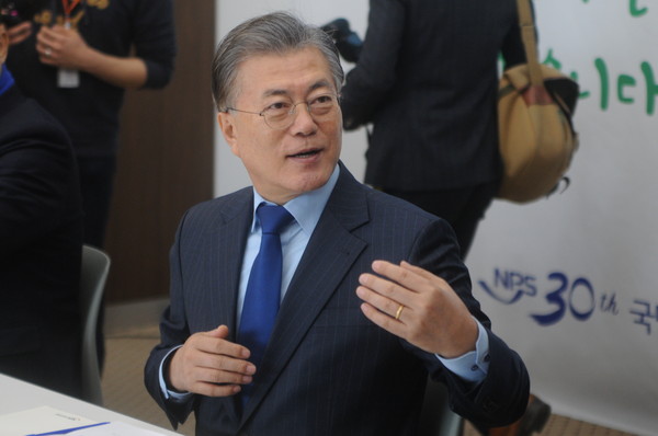 ▲ 12일 문재인 전 더불어민주당 대표가 전북혁신도시에 위치한 국민연금공단 기금운용본부를 방문해 관계자들의 설명을 듣고 있다.ⓒ뉴시스