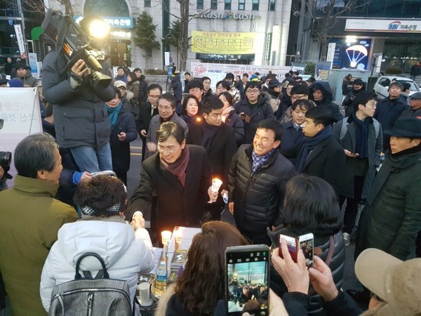 ▲ 안희정 충남지사가 지난 11일 광주 촛불집회에 참석한 모습. ⓒ안희정 캠프 제공