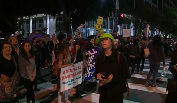 ▲ 지난 2월 9일(현지시간) 美이민세관단속국(ICE)의 불법체류자 단속에 반대하는 좌익 단체들의 시위. ⓒ英로이터 통신 관련보도 화면캡쳐