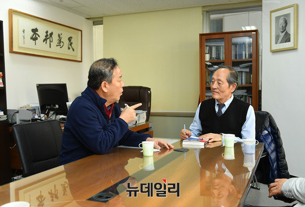 ▲ 본지 인보길 회장과 인터뷰 중인 김평우 전 대한변협회장(왼쪽). ⓒ 뉴데일리 정상윤 기자