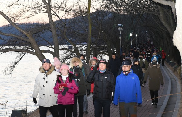 ▲ 지난 11일 정월대보름에 열린 보문호반달빛걷기에는 1,500여 명이 참여한 가운데 행사가 성황리에 개최됐다.ⓒ경북관광공사 제공