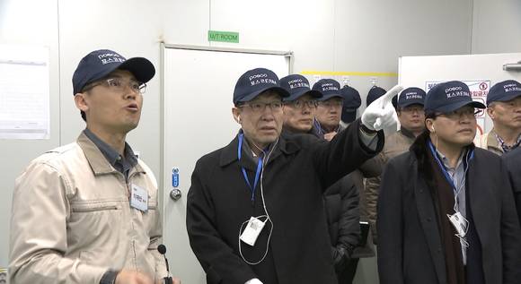 ▲ 권오준 회장이 10일 경북 구미에 위치한 포스코 ESM 양극재 공장을 찾아 생산현황을 직접 점검하고 있다.ⓒ포스코