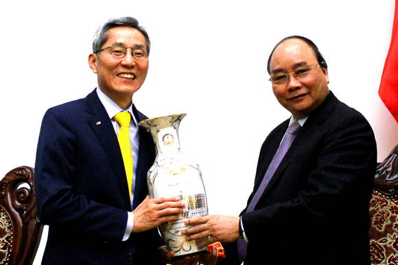 ▲ KB금융지주 윤종규 회장은 지난 11일 베트남 웅우엔수언 푹 총리를 만나 현지 진출계획과 경제 기여방안에 대한 이야기를 나눴다.ⓒKB금융지주