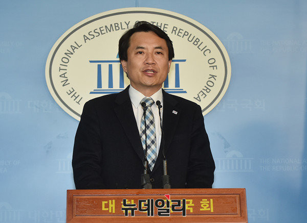 김진태 새누리당 의원이 13일 오전 국회 정론관에서 고영태 구속 수사를 촉구하는 기자회견을 열고 있다.ⓒ이종현 기자