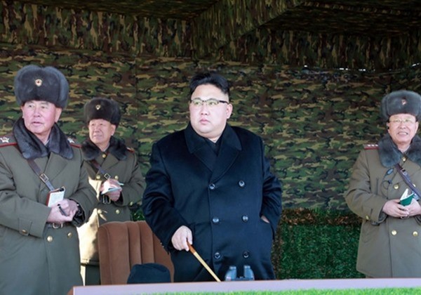 ▲ 북한은 12일 오전 발사한 미사일을 ‘북극성-2호’라고 명명하며 김정은이 참관한 상태에서 성공적으로 진행됐다고 13일 밝혔다. 사진은 김정은이 탱크장갑 보병연대 겨울철 도하공격 전술훈련을 직접 지도했다는 지난 1월 28일 '조선중앙통신' 보도 일부.ⓒ北선전매체 홈페이지 캡쳐