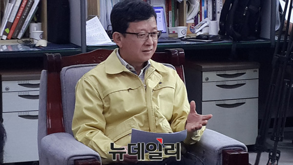 ▲ 충북도 윤충노 농정국장이 13일 구제역 관련 브리핑을 하고 있다.ⓒ김종혁 기자