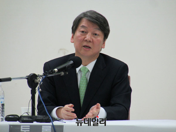 ▲ 국민의당 안철수 전 대표가 13일 오전 광주염주체육관에서 열린 광주전남언론포럼 초청토론회에서 더불어민주당 문재인 전 대표를 향한 날선 비판을 쏟아내고 있다. ⓒ광주=뉴데일리 정도원 기자