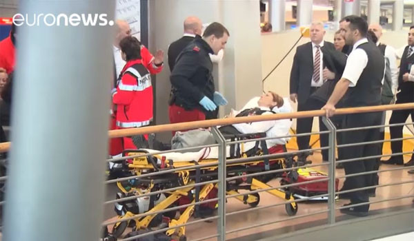 함부르크 공항 청사에 퍼진 악취로 쓰러진 여성에게 증상을 묻는 소방관. ⓒ유로뉴스 관련보도 화면캡쳐