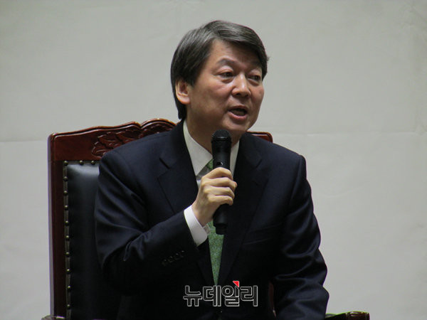 ▲ 국민의당 안철수 전 상임공동대표가 13일 조선대학교 서석홀에서 열린 토크쇼에 참석해 발언을 하고 있다. ⓒ광주=뉴데일리 정도원 기자