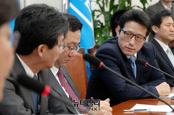 ▲ 바른정당 정병국 대표가 13일 국회에서 열린 최고위원회의에서 탄핵 기각시 의원직 총사퇴 입장을 밝힌 뒤 유승민 의원을 바라보고 있다. ⓒ뉴데일리 이기륭 기자