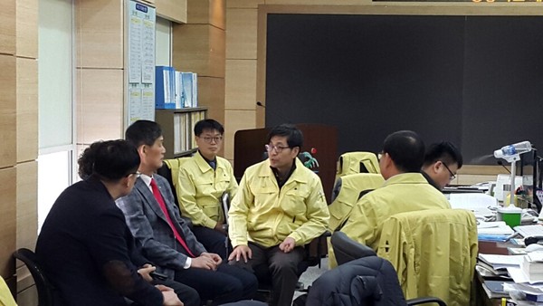 ▲ 한국농어촌공사 한오현 충북본부장이 13일 충북도청 재해대책상황실을 위문 방문했다.ⓒ한국농어촌공사 충북지역본부