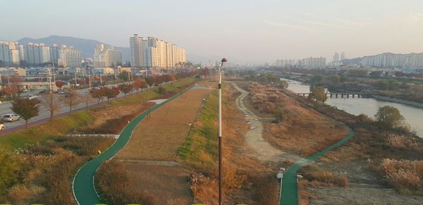 ▲ 충북 청주시의 젖줄인 무심천 고향의 강 정비 모습.ⓒ청주시