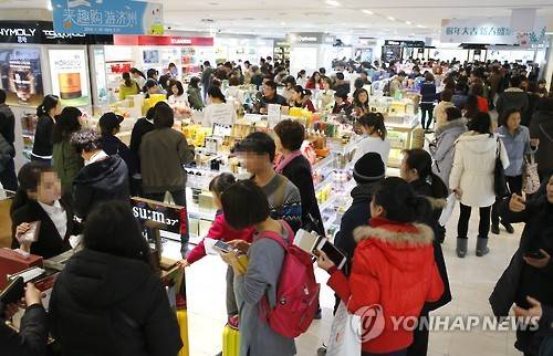 ▲ 쇼핑하는 중국인 관광객 (자료사진) ⓒ 연합뉴스