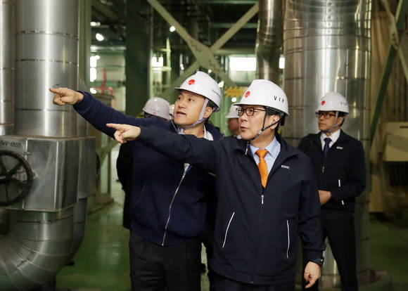 ▲ 한국지역난방공사는 해빙기 대비 청주지사 에너지공급시설에 대한 경영진 특별안전점검을 실시했다고 13일 밝혔다. 가운데 김경원 사장. ⓒ 지역난방공사