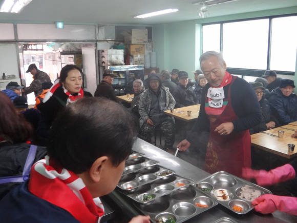 ▲ 허브원 이경주 의장과 회원들이 서울 노원구 '사랑의집'에서 배식 봉사활동을 하고 있다. ⓒ