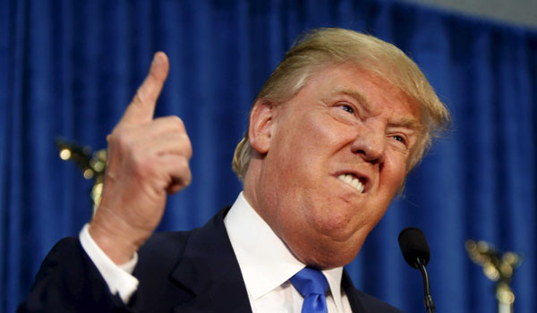 ▲ 열 받은 트럼프 美대통령의 모습. 2016년 선거 연설 중 나온 사진으로 매우 유명하다. ⓒ크룩스 앤 라이어 닷컴 화면캡쳐