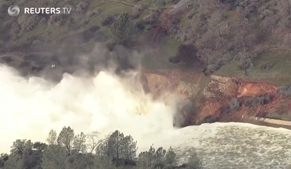 ▲ 지난 13일 오후(현지시간) 넘치는 물을 방류 중인 오로빌 댐의 모습. ⓒ英로이터 TV 관련보도 화면캡쳐