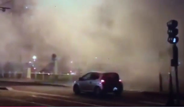 ▲ 마리 르펜 프랑스 국민전선 대표가 자신의 트위터에 올린, 파리 생드니 지역의 폭동 모습. 폭도들의 방화 때문에 거리가 연기로 가득 차 있다. ⓒ英익스프레스 관련보도 화면캡쳐