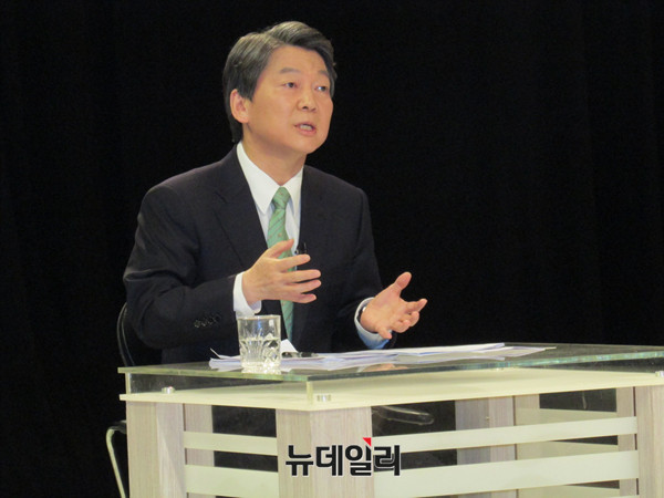 ▲ 국민의당 안철수 전 대표가 14일 전북 전주KBS방송총국 공개홀에서 열린 전북기자협회 초청토론회에서 전날 전북현장최고위원회의에서 나왔던 소지역주의 발언을 해명하고 있다. ⓒ전주(전북)=뉴데일리 정도원 기자