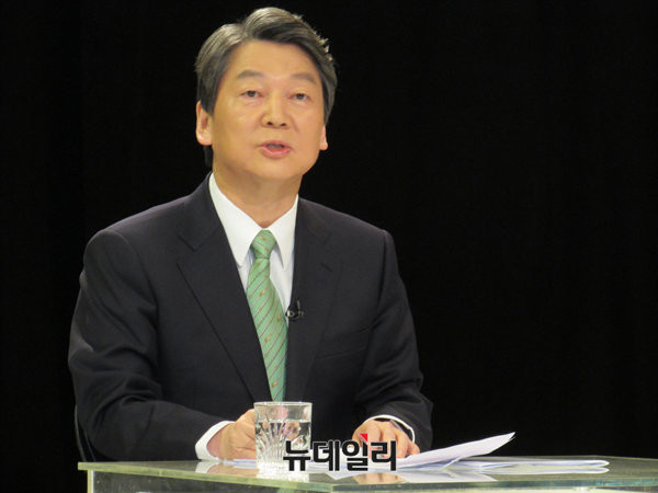 ▲ 국민의당 안철수 전 상임 공동대표가 14일 전주 KBS 공개홀에서 열린 전북기자협회 초청 대선주자 토론회에 참석해 발언하고 있다. ⓒ전주(전북)=뉴데일리 정도원 기자